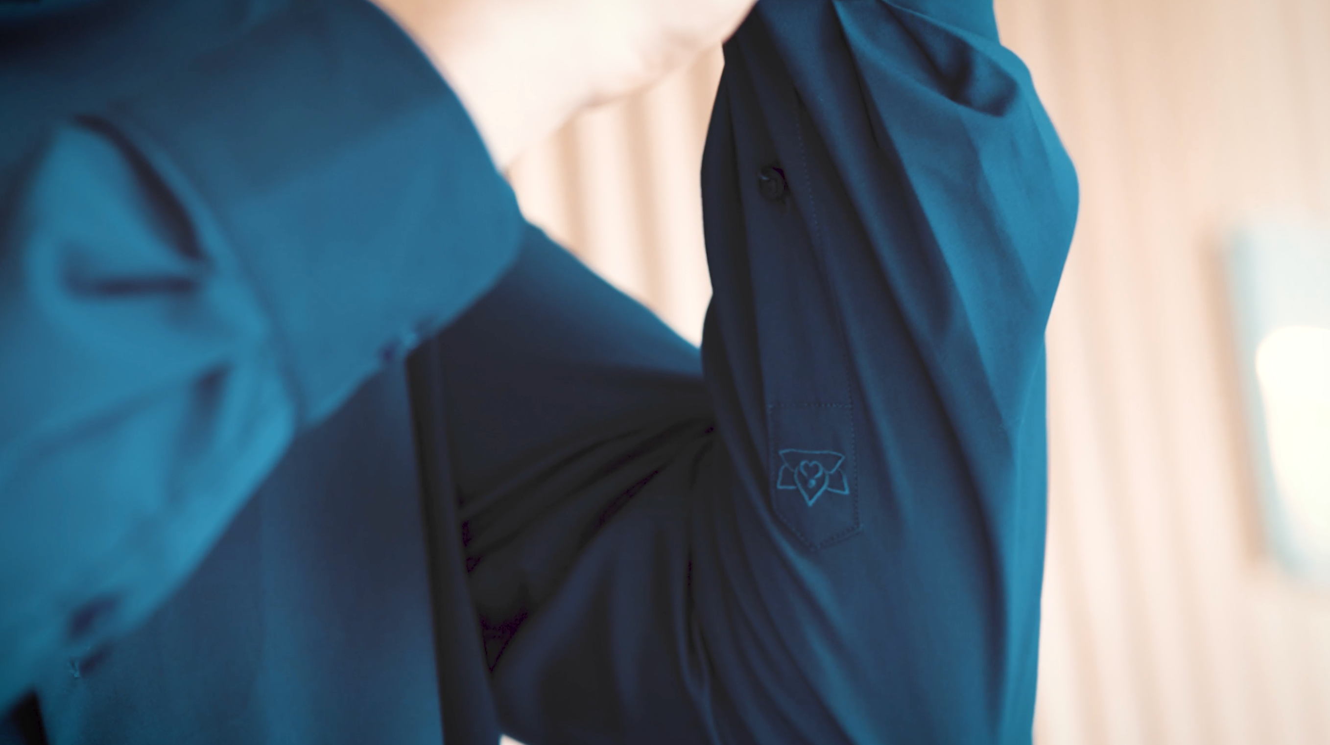 Wanneer draag je een overhemd over de broek? Ontdek de gouden regels!