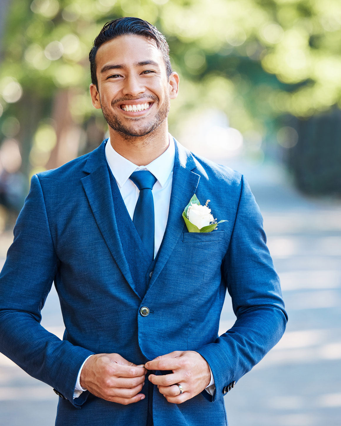 Quelle est la couleur de la chemise qui va avec un costume bleu